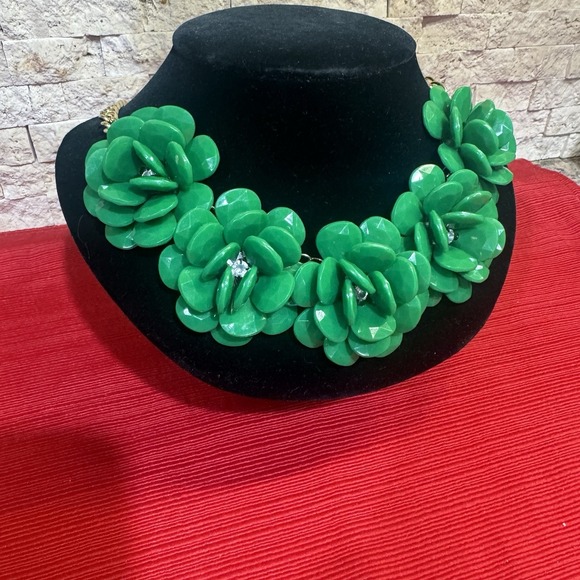 VTG Gold Tone Statement Green Bib Flower Necklace W/Rhinestone Center & Extender - Picture 2 of 7